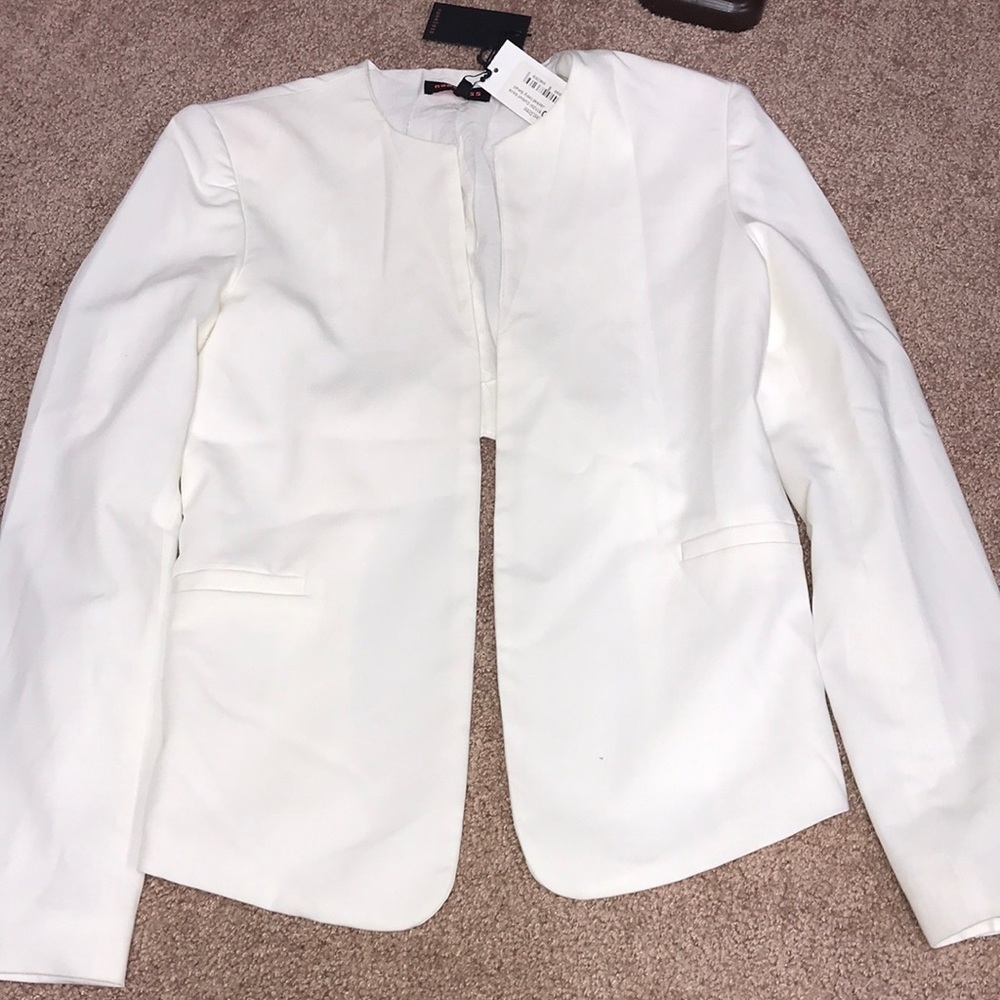 White blazer shorter on the back NWT sz small